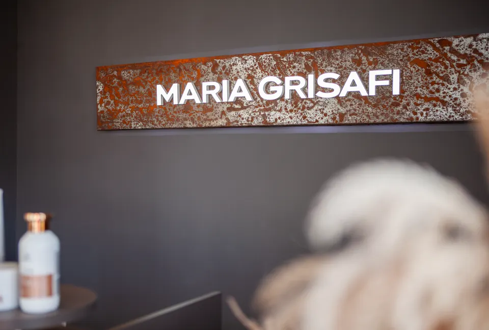 Maria Grisafi Schriftzug im Salon – Hair Atelier Offenbach Süd-West