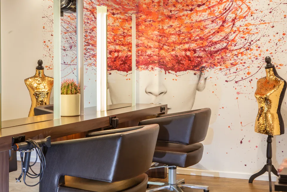Stylingplätze mit Spiegeln und Wandgestaltung – Hair Atelier Offenbach Süd-West
