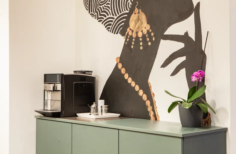 Kaffeebereich mit Wanddekoration – Hair Atelier Offenbach Süd-West