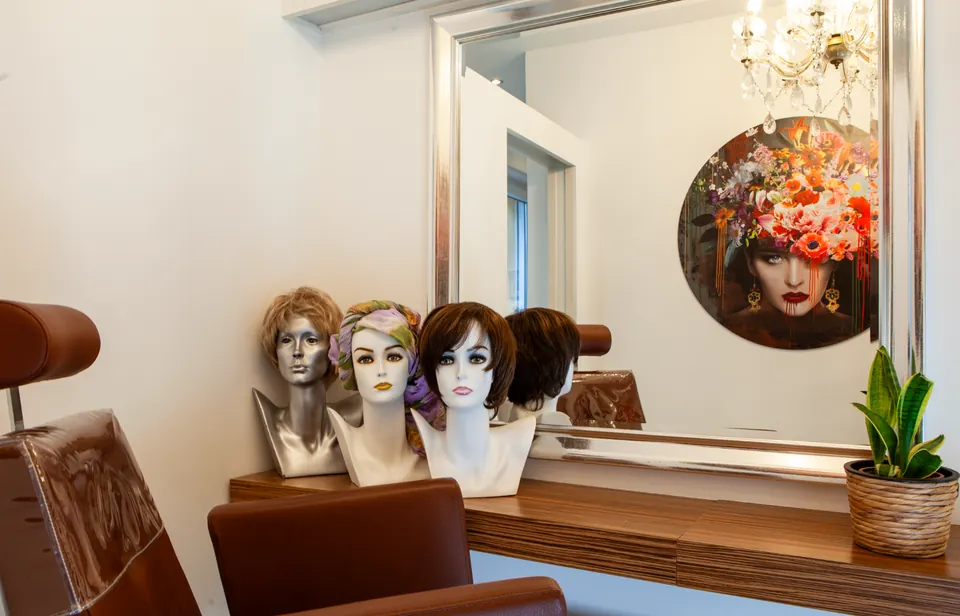 Beratungsplatz mit Perückenauswahl – Hair Atelier Offenbach Süd-West